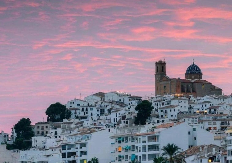 Casas blancas y puertas azules junto al mar: así es el Santorini valenciano